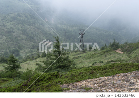 霧に包まれる夏の毛無峠と旧小串硫黄鉱山の索道鉄塔跡 霧に包まれる夏の毛無峠と旧小串硫黄鉱山の索道鉄塔跡 142632460