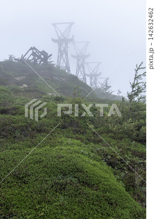 霧に包まれる夏の毛無峠と旧小串硫黄鉱山の索道鉄塔跡 霧に包まれる夏の毛無峠と旧小串硫黄鉱山の索道鉄塔跡 142632462