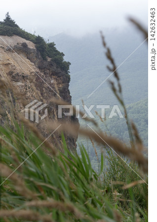 夏の毛無峠と険しく露出する荒々しい岩肌 142632463