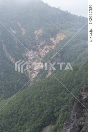 霧に霞む夏の毛無峠と山肌に刻まれた激しい崩落跡 霧に霞む夏の毛無峠と山肌に刻まれた激しい崩落跡 142632526