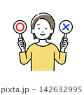 マルとバツのパネルを持つ若い女性のイラスト 142632995