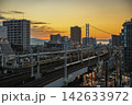 夕暮れ時の駅前 夕暮れ時の駅前 142633972