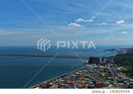 兵庫県淡路市・明石海峡大橋周辺の沿岸部を捉えた空撮写真 142634244