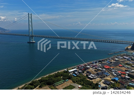 兵庫県淡路市・明石海峡大橋を斜め俯瞰した空撮写真 兵庫県淡路市・明石海峡大橋を斜め俯瞰した空撮写真 142634246