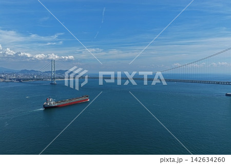 兵庫県淡路市・明石海峡大橋と海峡を望む空撮写真 142634260