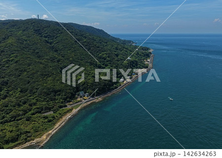 兵庫県淡路市の海岸線と丘陵を捉えた空撮写真 142634263