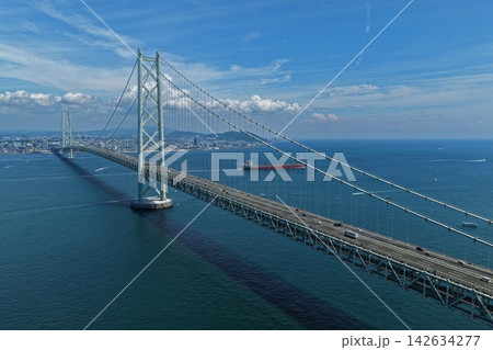 兵庫県淡路市から望む明石海峡大橋の空撮写真 142634277
