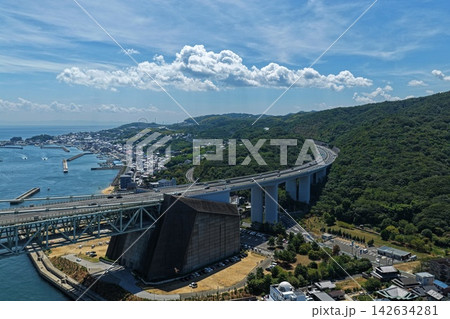 兵庫県淡路市の高架橋・港湾エリアを捉えた空撮写真 兵庫県淡路市の高架橋・港湾エリアを捉えた空撮写真 142634281