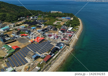 兵庫県淡路市の沿岸部と太陽光パネルを捉えた空撮写真 兵庫県淡路市の沿岸部と太陽光パネルを捉えた空撮写真 142634283