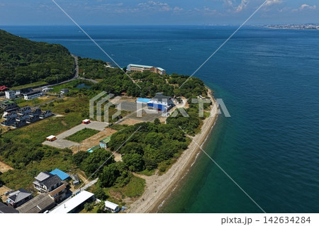 兵庫県淡路市の海岸線と住宅地を捉えた空撮写真 142634284
