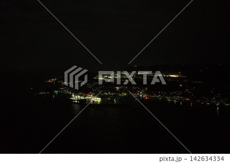 兵庫県淡路市の沿岸集落と港湾施設を捉えた夜間空撮写真 兵庫県淡路市の沿岸集落と港湾施設を捉えた夜間空撮写真 142634334