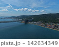 兵庫県淡路市・明石海峡大橋と海峡沿岸を捉えた空撮写真 142634349