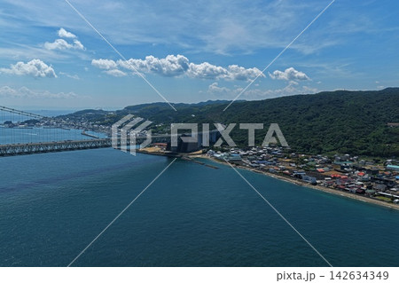 兵庫県淡路市・明石海峡大橋と海峡沿岸を捉えた空撮写真 兵庫県淡路市・明石海峡大橋と海峡沿岸を捉えた空撮写真 142634349