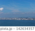 兵庫県淡路市の沿岸市街地と海を捉えた空撮写真 142634357
