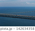 兵庫県淡路市の海上橋と車道を捉えた空撮写真 142634358