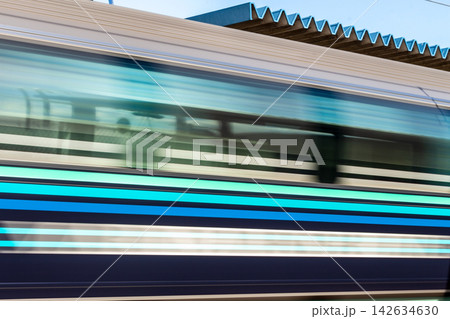 駅ホームを高速で通過する列車を流し撮りで捉えた車体のサイドビュー、アイレベル構図 駅ホームを高速で通過する列車を流し撮りで捉えた車体のサイドビュー、アイレベル構図 142634630