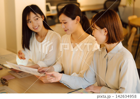 会議で資料を共有する3人の女性 142634958