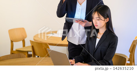 ノートパソコンで作業する女性ビジネスパーソン ノートパソコンで作業する女性ビジネスパーソン 142635210