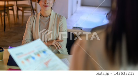 面接を受ける女性 面接を受ける女性 142635215