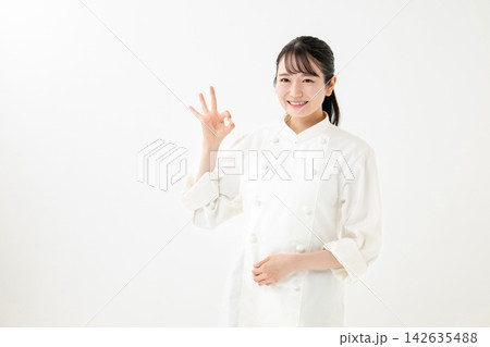 コックコートを着た女性 コックコートを着た女性 142635488