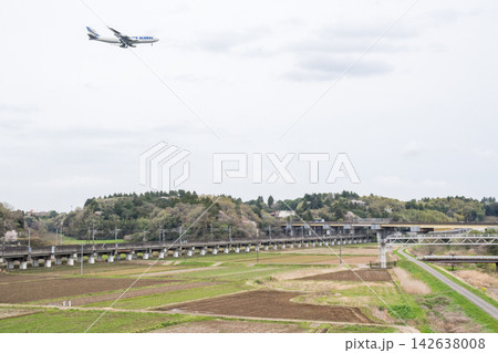 【成田空港】空港へ着陸態勢へ入るジャンボジェット機 142638008