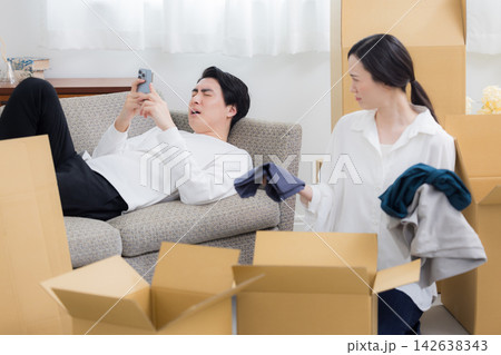若い男性の引っ越しシーン　 142638343