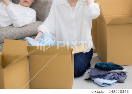 若い男性の引っ越しシーン 若い男性の引っ越しシーン 142638348