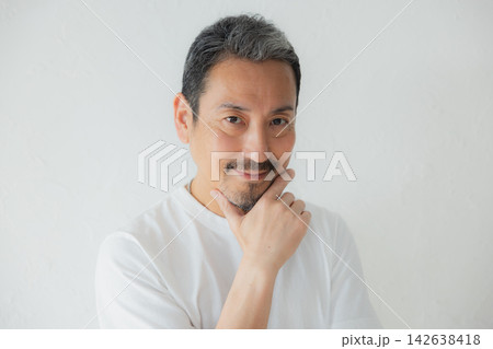 美容を気にする中年男性 美容を気にする中年男性 142638418