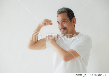 美容を気にする中年男性　 142638424