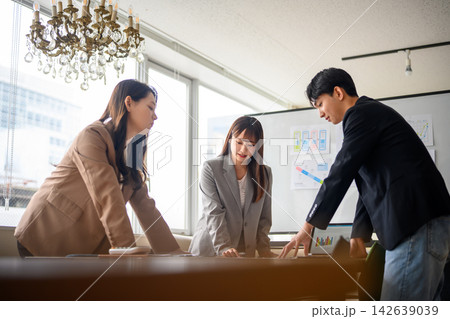 会議室で打ち合わせをするビジネスチーム 会議室で打ち合わせをするビジネスチーム 142639039