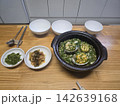stir fried mussels with black soy sauce 142639168