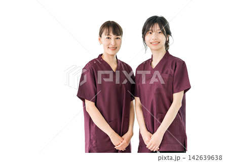 笑顔で並ぶ女性の医療スタッフ2人。スクラブ姿の看護師と介護職の切り抜き素材 142639638