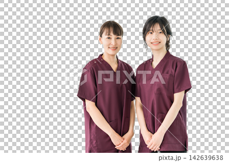 笑顔で並ぶ女性の医療スタッフ2人。スクラブ姿の看護師と介護職の切り抜き素材 142639638