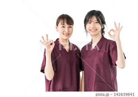 笑顔でOKサインをする女性医療スタッフ2人。安心と信頼を表現するスクラブ姿の切り抜き素材 笑顔でOKサインをする女性医療スタッフ2人。安心と信頼を表現するスクラブ姿の切り抜き素材 142639641