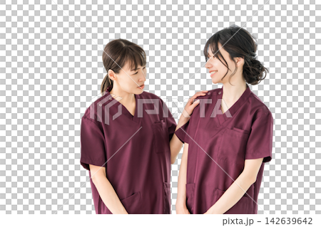 肩に手を添えて優しく声をかける女性医療スタッフ。安心と信頼で支え合う職場の切り抜き素材 肩に手を添えて優しく声をかける女性医療スタッフ。安心と信頼で支え合う職場の切り抜き素材 142639642