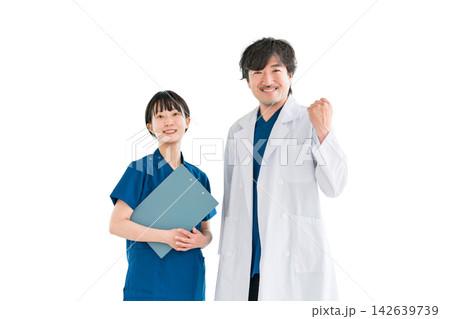 笑顔でガッツポーズをする医師と看護師。医療現場で働く男女2人の切り抜き素材 笑顔でガッツポーズをする医師と看護師。医療現場で働く男女2人の切り抜き素材 142639739