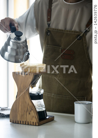 コーヒーを淹れている男性 コーヒーを淹れている男性 142639776