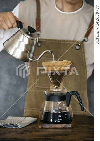 コーヒーを淹れている男性 コーヒーを淹れている男性 142639777