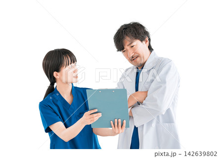 カルテを見ながら相談する医師と看護師。情報共有と連携を行う医療スタッフ2人の切り抜き素材 カルテを見ながら相談する医師と看護師。情報共有と連携を行う医療スタッフ2人の切り抜き素材 142639802