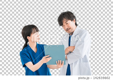 カルテを見ながら相談する医師と看護師。情報共有と連携を行う医療スタッフ2人の切り抜き素材 カルテを見ながら相談する医師と看護師。情報共有と連携を行う医療スタッフ2人の切り抜き素材 142639802