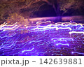 光の軌跡が躍動する抽象的な抽象アート 142639881