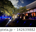 ライトアップされた美しい寺院建築と光の庭 142639882