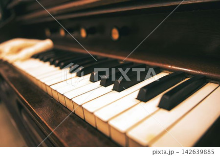 古いピアノの鍵盤 古いピアノの鍵盤 142639885