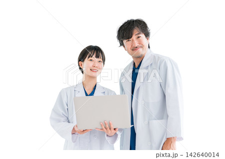 ノートパソコンを見ながら情報共有する男女の医師。医療現場で連携する2人の切り抜き素材 ノートパソコンを見ながら情報共有する男女の医師。医療現場で連携する2人の切り抜き素材 142640014