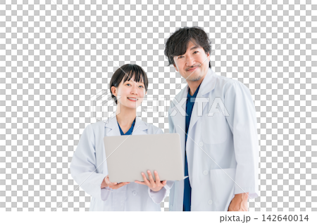 ノートパソコンを見ながら情報共有する男女の医師。医療現場で連携する2人の切り抜き素材 ノートパソコンを見ながら情報共有する男女の医師。医療現場で連携する2人の切り抜き素材 142640014