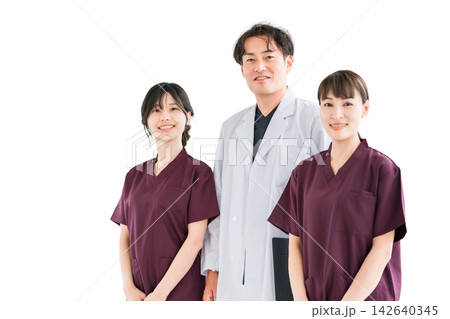 笑顔で並ぶ医師と女性医療スタッフ。安心と信頼を伝える3人の切り抜き素材 142640345