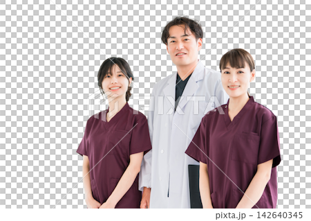 笑顔で並ぶ医師と女性医療スタッフ。安心と信頼を伝える3人の切り抜き素材 142640345