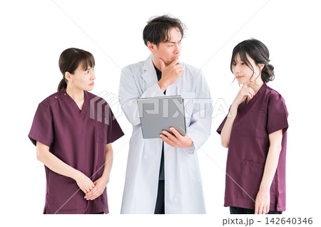 カルテを見ながら考える医師と女性医療スタッフ。症例を検討する3人の切り抜き素材 142640346