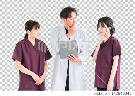 カルテを見ながら考える医師と女性医療スタッフ。症例を検討する3人の切り抜き素材 142640346