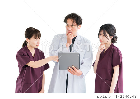 カルテを見ながら考える医師と女性医療スタッフ。症例を検討する3人の切り抜き素材 カルテを見ながら考える医師と女性医療スタッフ。症例を検討する3人の切り抜き素材 142640348